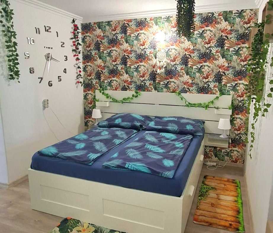 922