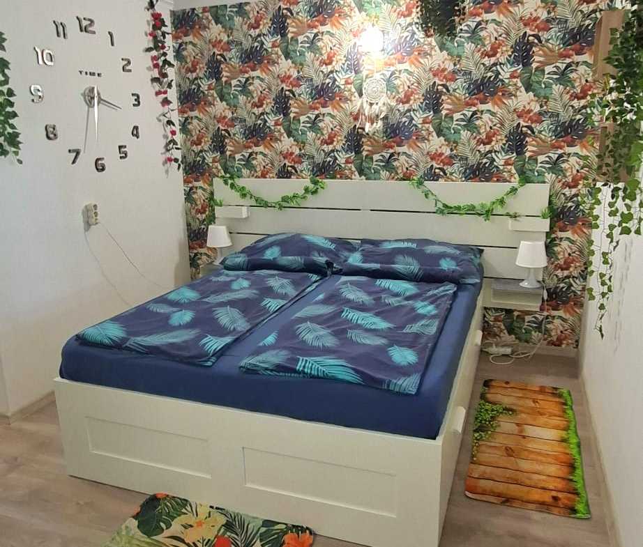 922